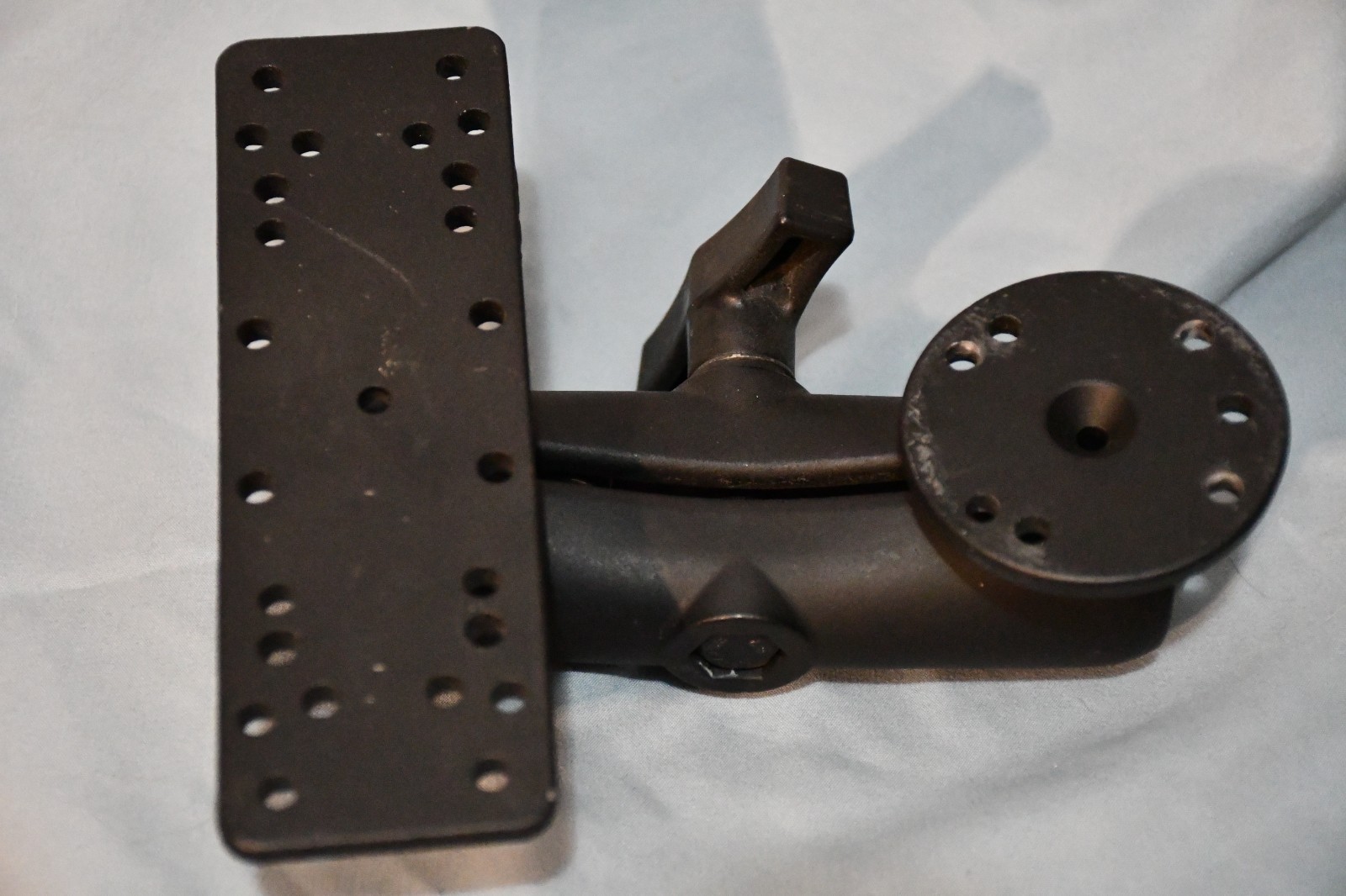 RAM Mount Universal Ball and Socket Electronics Mount with Fish Finder plate