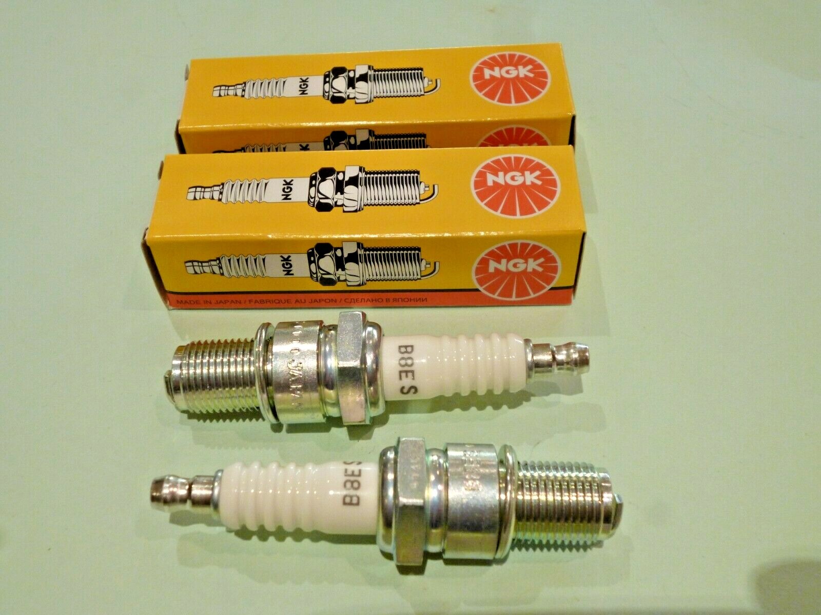 TRIUMPH T120 TR6 BONNEVILLE 1968 + GENUINE NGK SPARK PLUG  B8ES PAIR