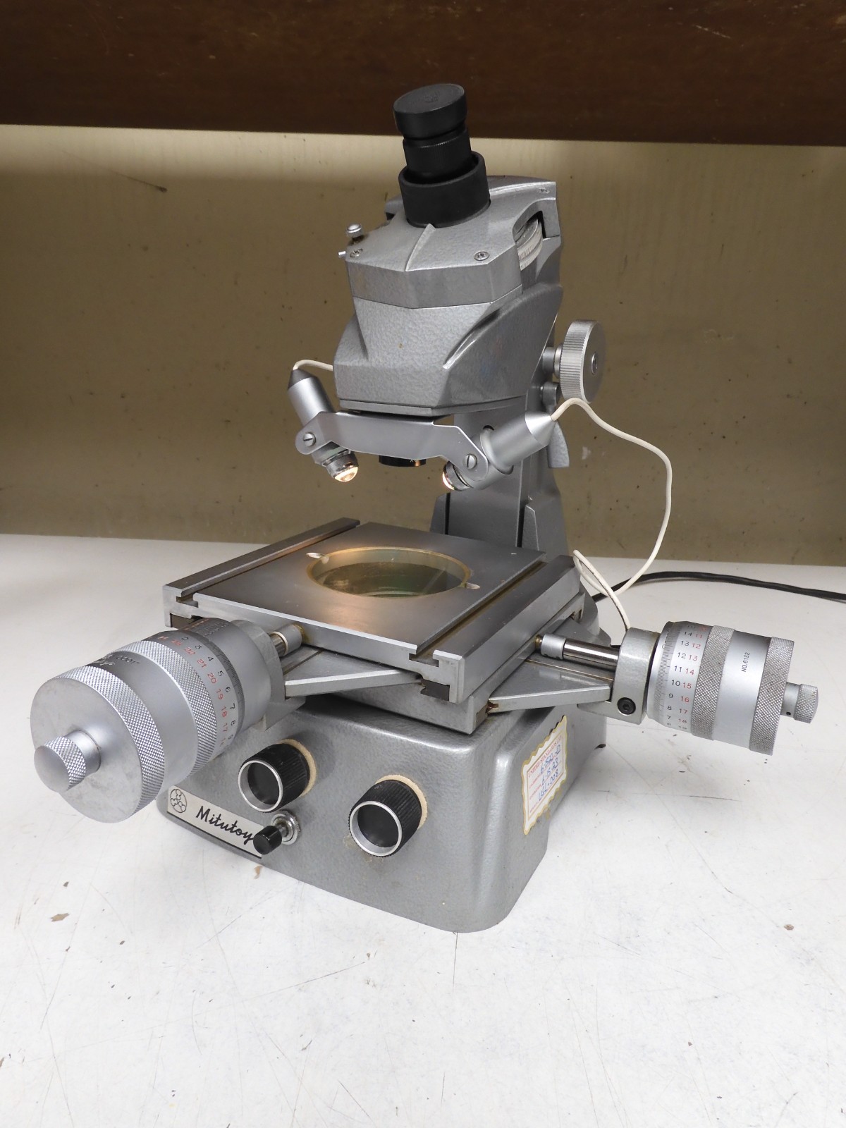 Mitutoyo- mdl. 176-104 - 30x Toolmakers Microscope 6"x6" stage, 1" travel - QG65