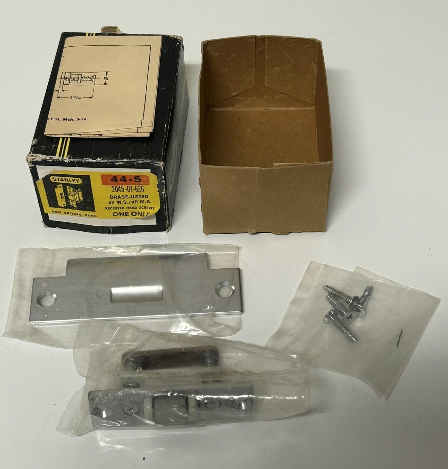 STANLEY Brass Roller Latch US26D 2045-01-626