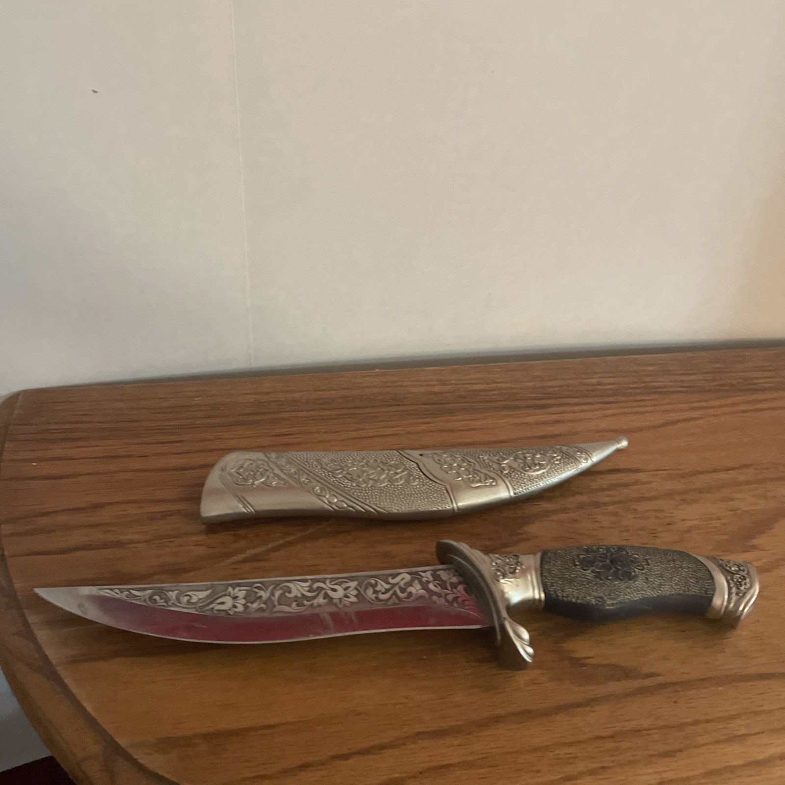 Fully Engraved Blade Handle, Sheath Silver Color, Stainless Steel 8In Dagger.￼￼￼