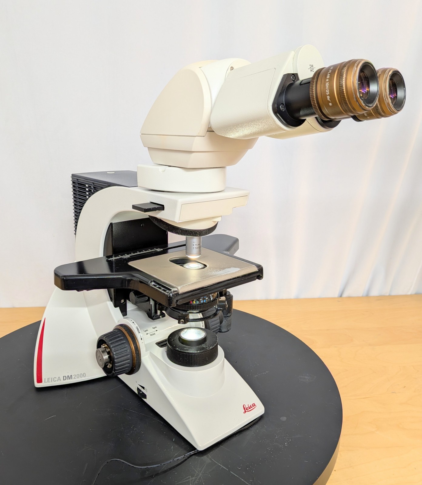 Leica DM 2000 Microscope