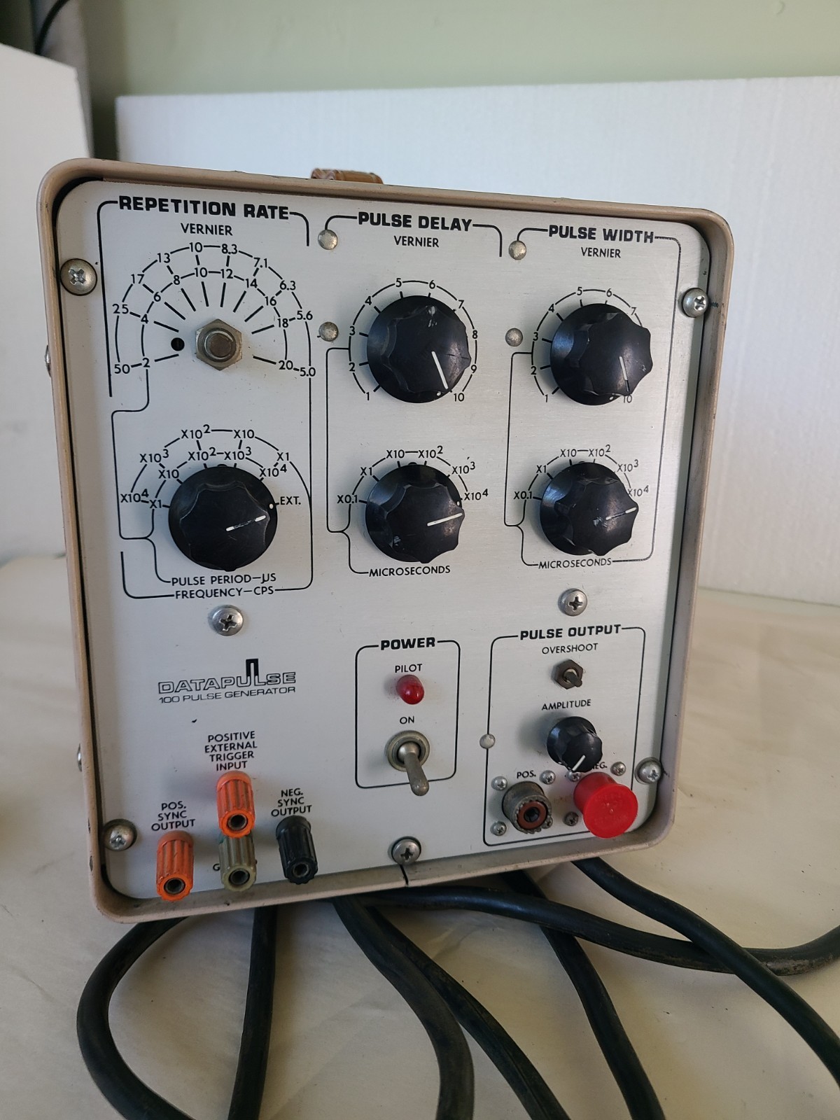 DataPulse 100R Pulse Generator 37000-153, 115VAC, Powers Up, AS IS UNTESTED