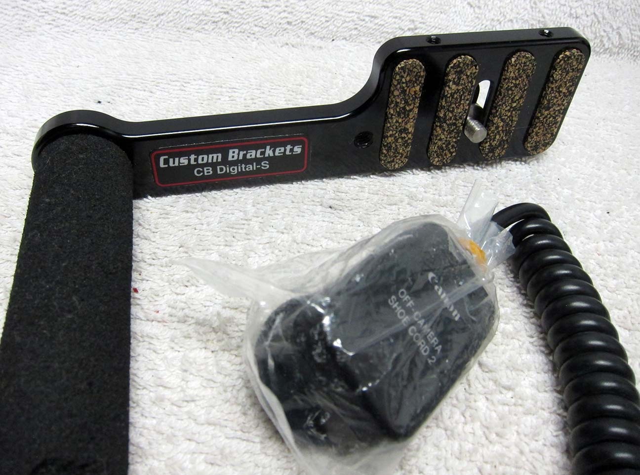 Canon Speedlite 580EX EOS Electronic FLASH w/Case + Custom BRACKET & Synch Cord