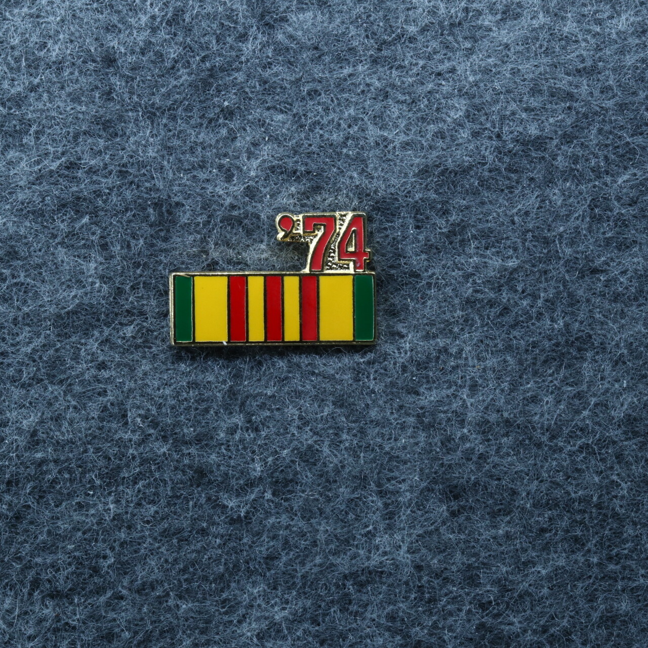 Military Hat Pin: 1974 Vietnam Service Ribbon [7/8"]
