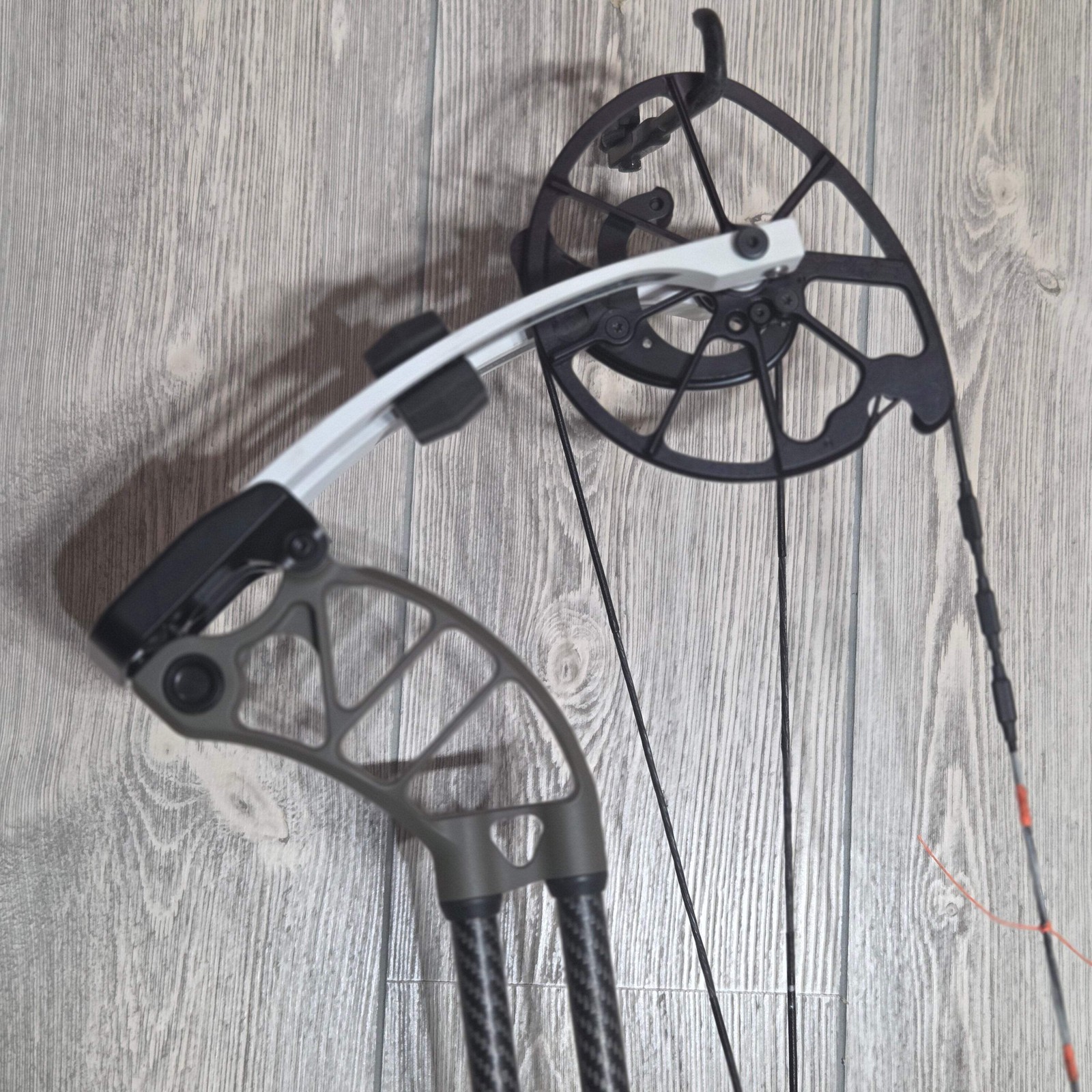 Prime Form 60-70# Morrel Riser White limbs