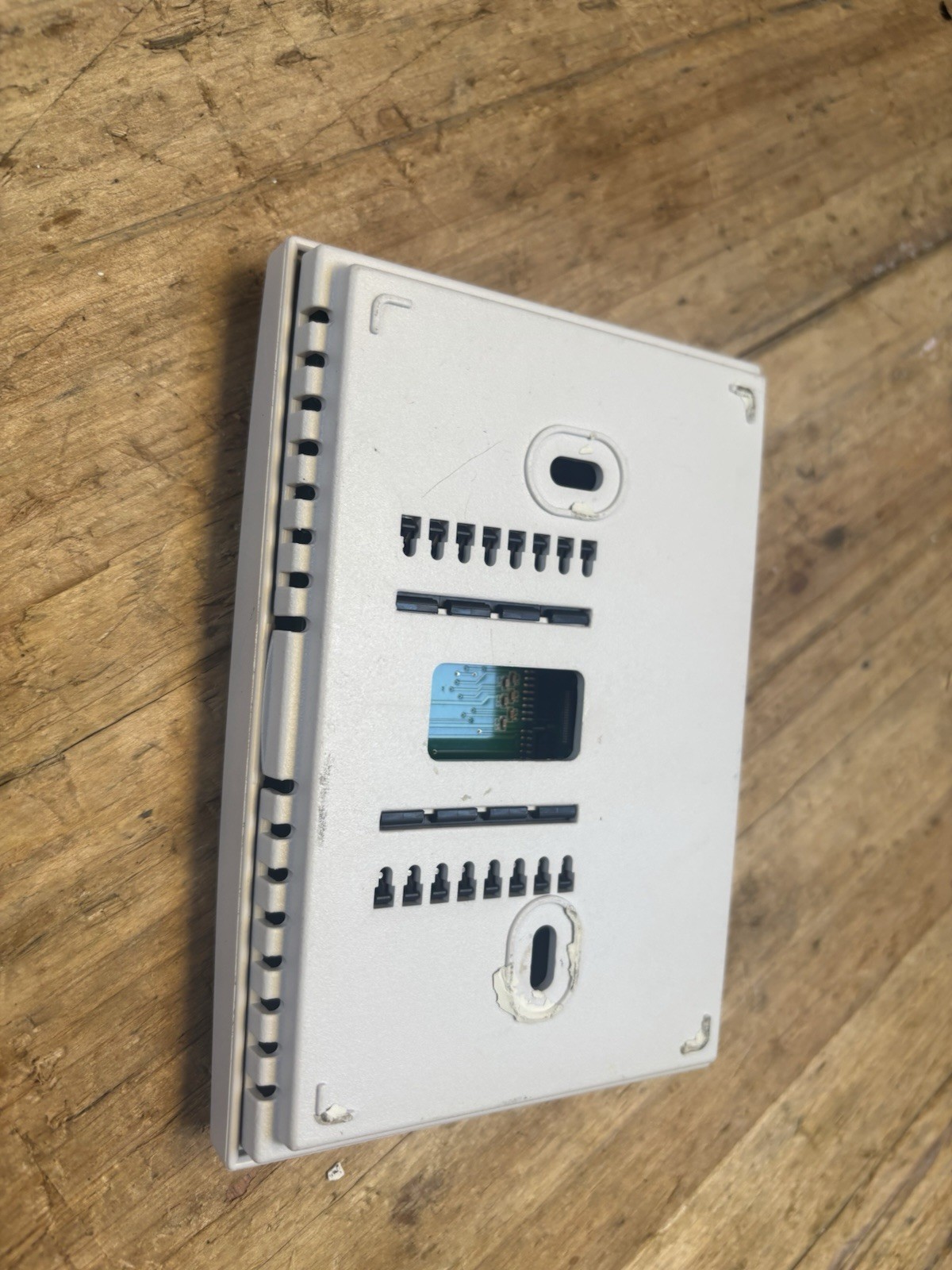 Savant Model SST-W100-00 Thermostat (White)