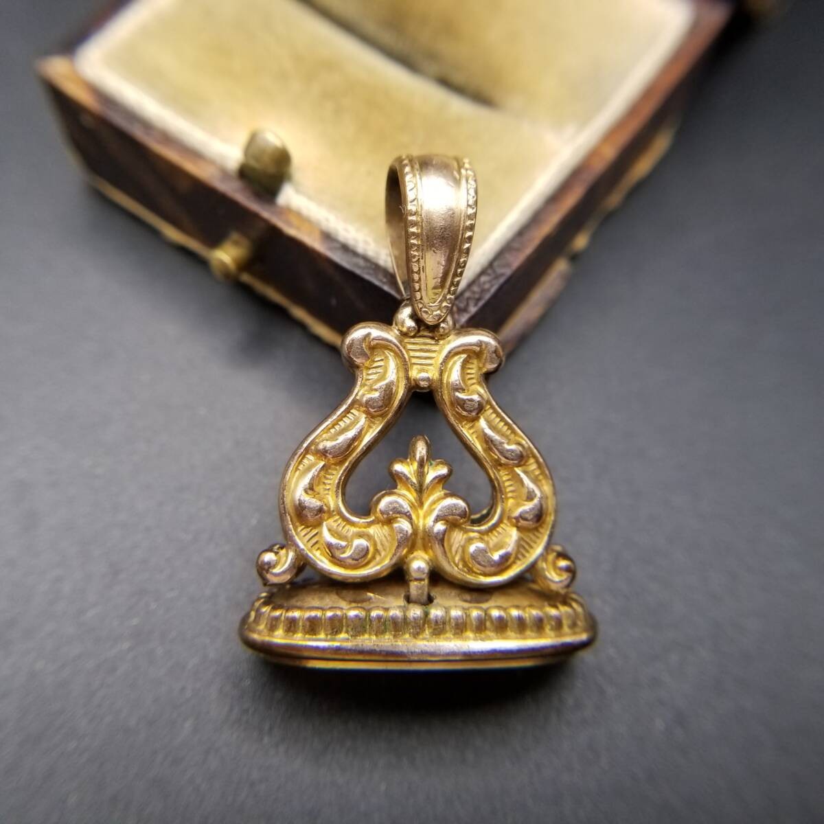 Art Nouveau Decorative Beauty Vintage Fob Charm Pendant Head Yellow Gold Plating