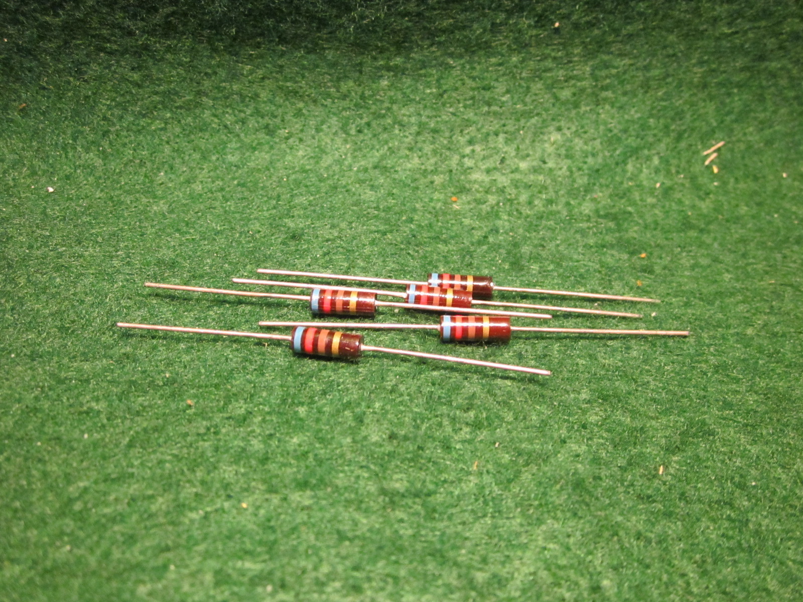 (1) 5 Pack Carbon Comp 620 OHM 1/2 Watt 5% Resistors NOS