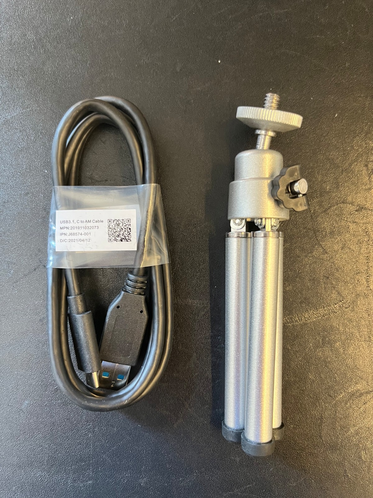 Intel RealSense Depth Camera D435 - Boxed w/ Cable and Tripod