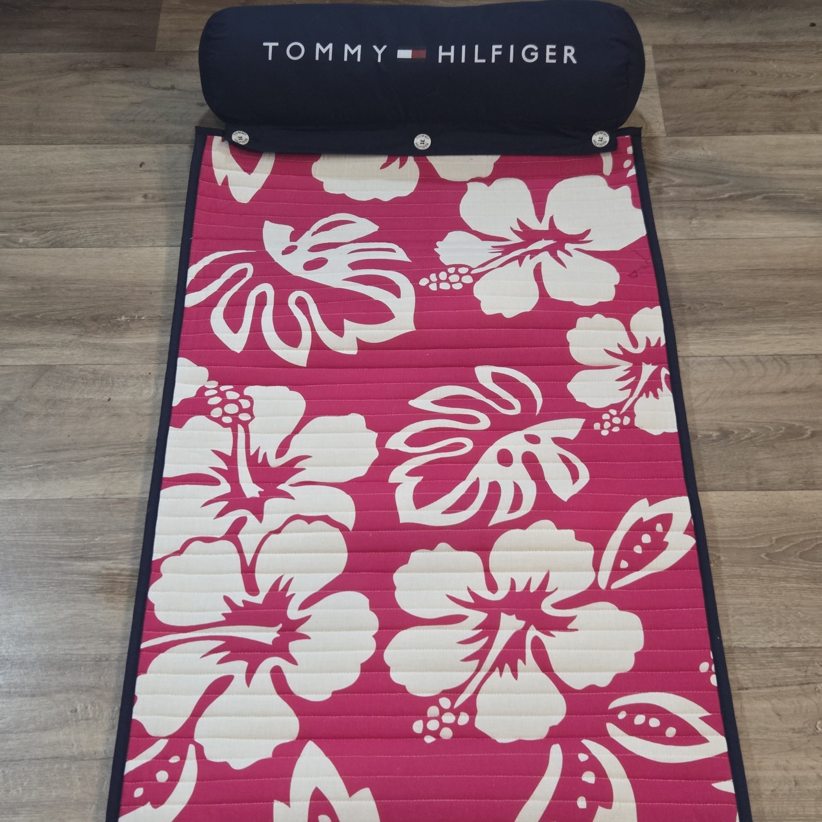 Tommy Hilfiger Roll Up Quilted Beach/Pool Mat W/Pillow Pink Blue White Flowers