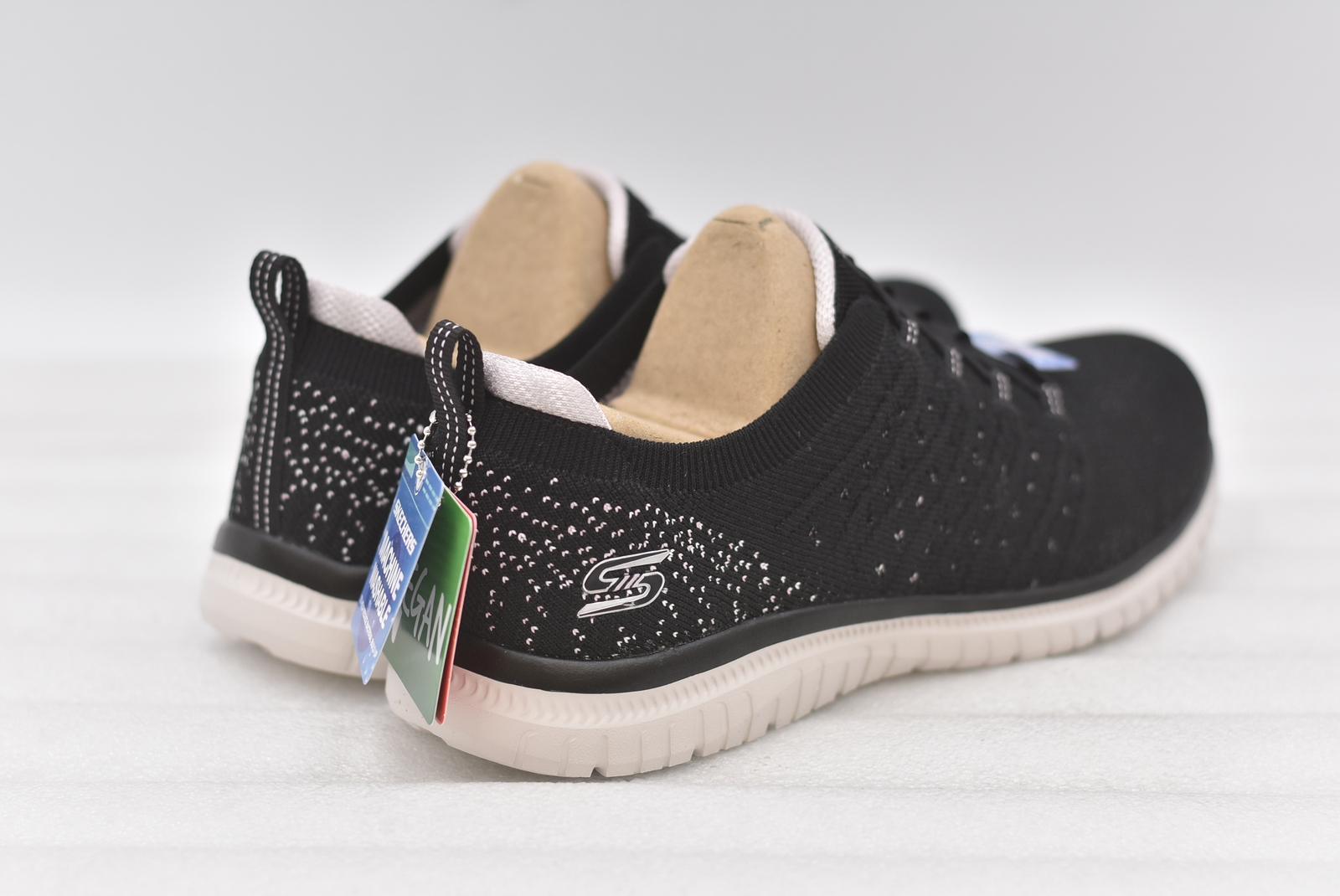 Women's Skechers Virtue- Show Runner Sneaker in Black/Pink SIze 9 Wide 104437