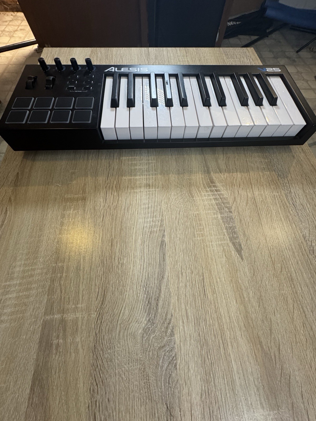 Alesis V25 25-Key MIDI Keyboard Controller Pad Triggers Mod Wheel