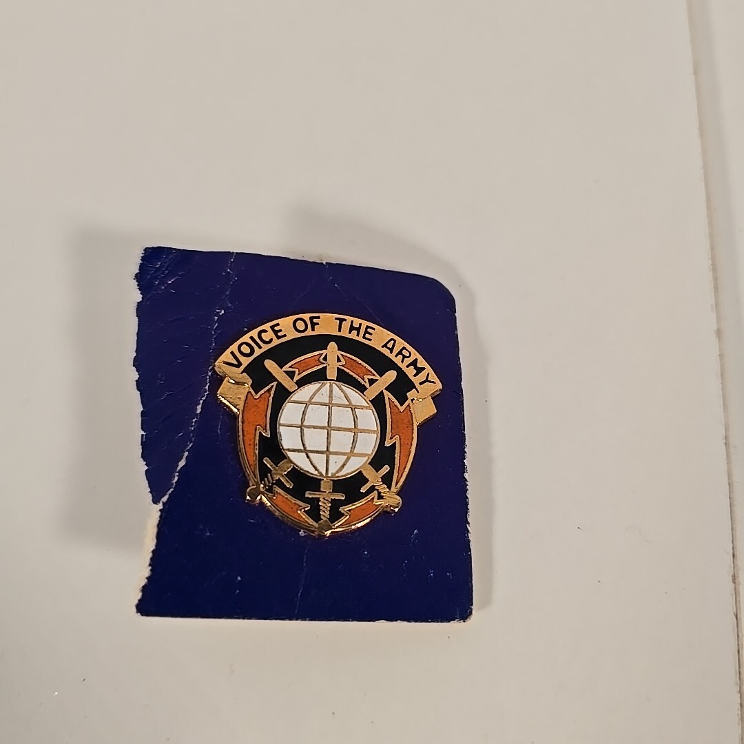 US 9th Army Signal Command Unit Crest "VOICE  OF THE ARMY" Pin Badge