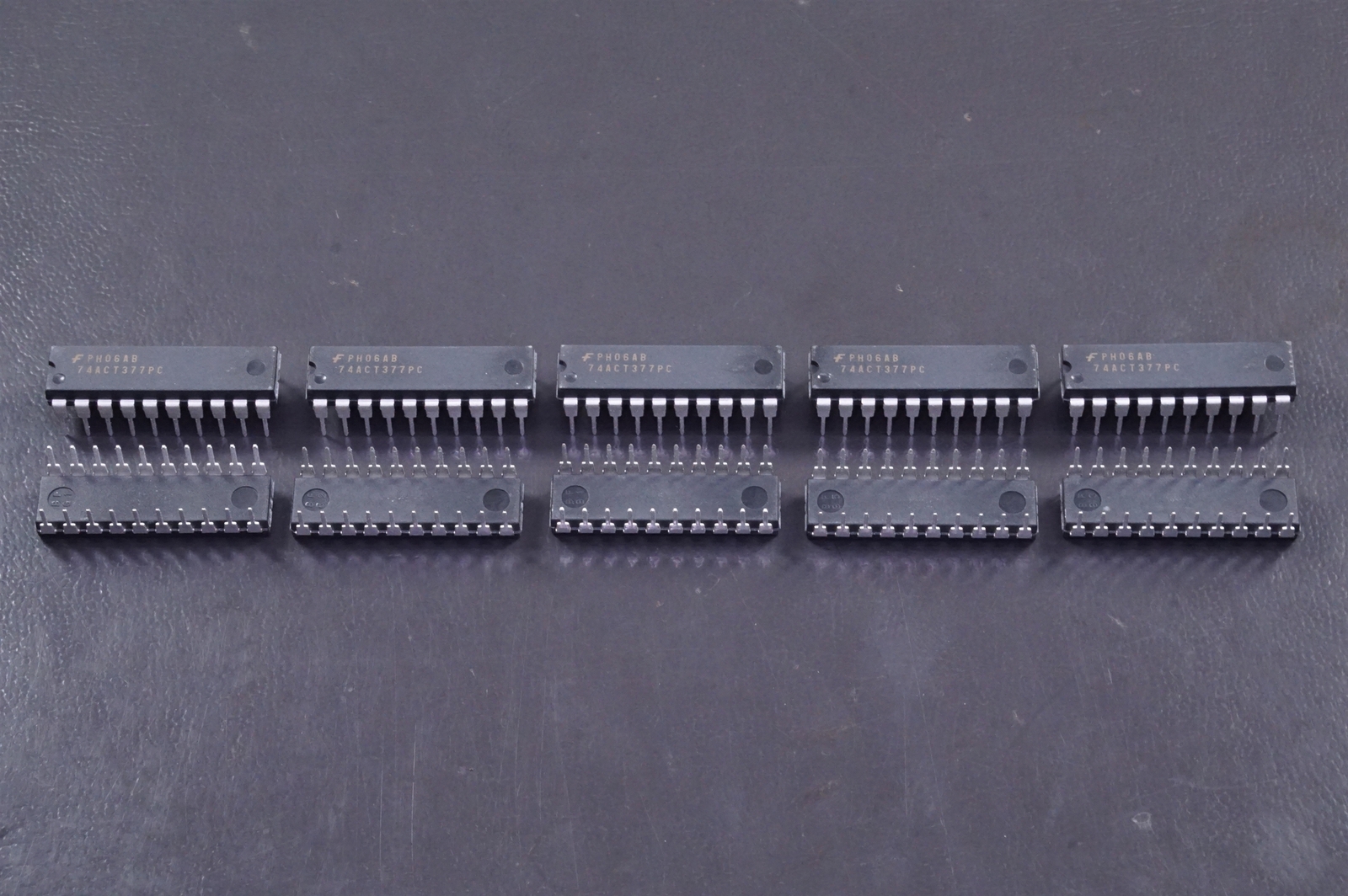 Lot of 10 74ACT377PC Fairchild D-Type Flip Flop Pos-Edge 5.5V 24mA 20-PDIP NOS