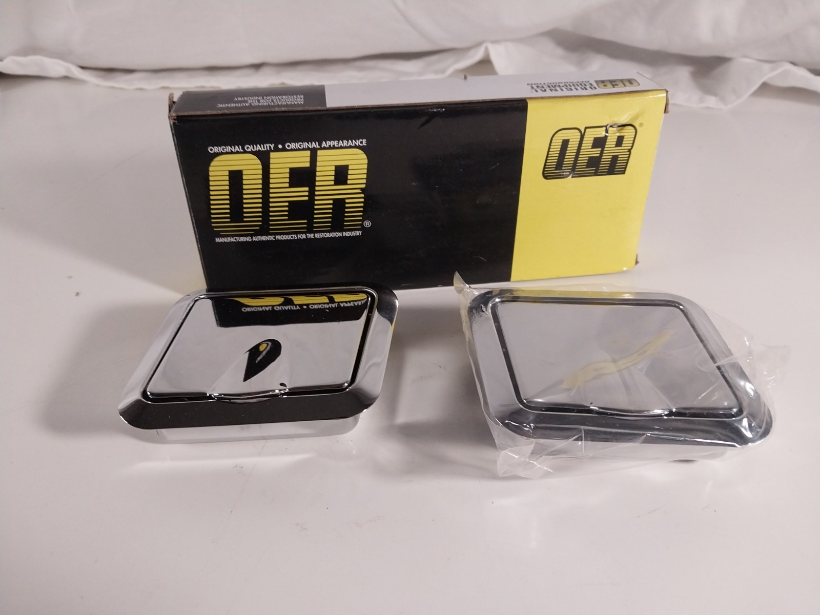 OER N1000 1962-67 Rear Arm Rest Ash Trays - Pair