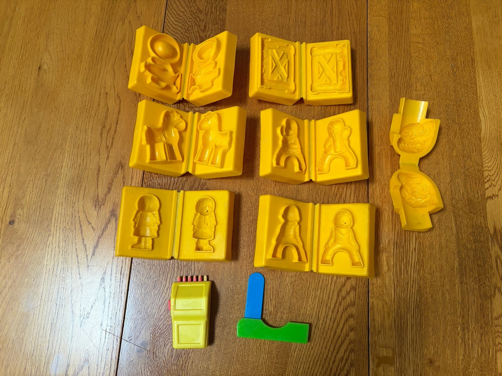 VINTAGE LOT OF 7 1970s PLAY-DOH MOLDS PLUSE CLIPPERS & KNIFE CACTUS HORSE