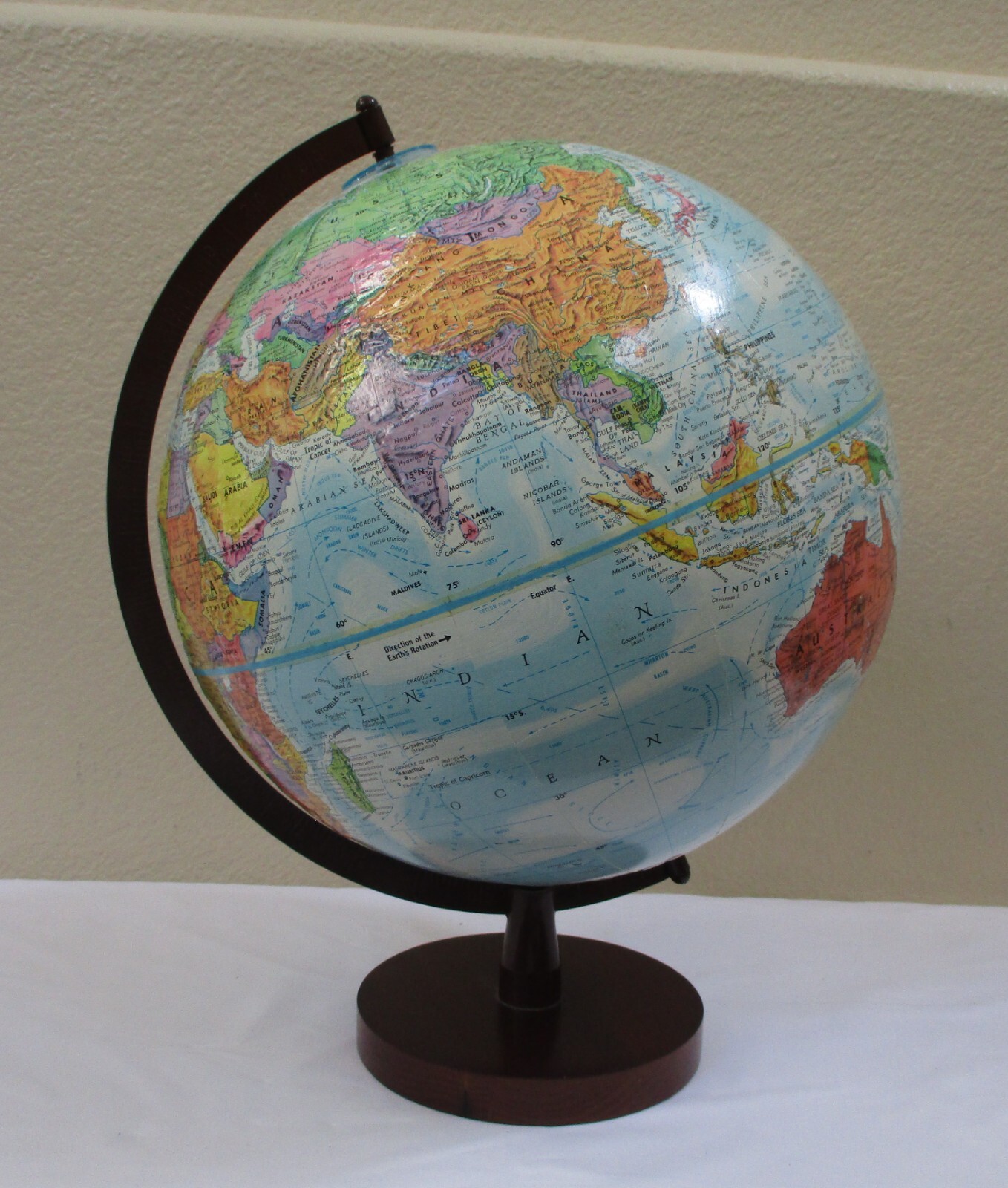 Globemaster 12" Diam. Globe Raised Terrain Wood Base