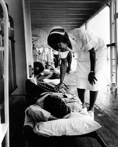 Navy Nurse with patients USS Repose 8x10 Vietnam War Wounded  Soldier Photo 822