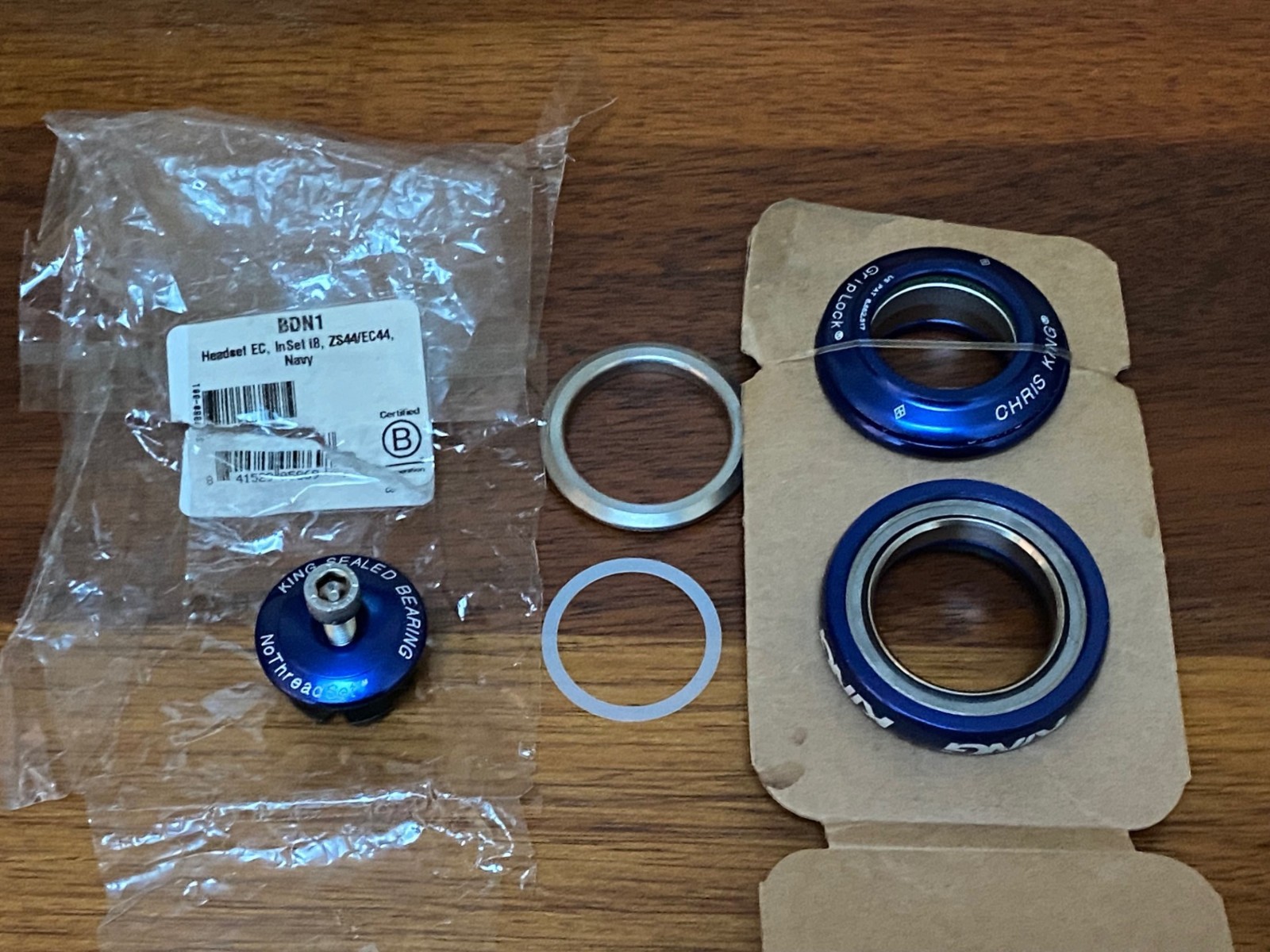 Chris King NoThreadSet™ Headset (Navy) ZS44/EC44 (NEW) with open package.