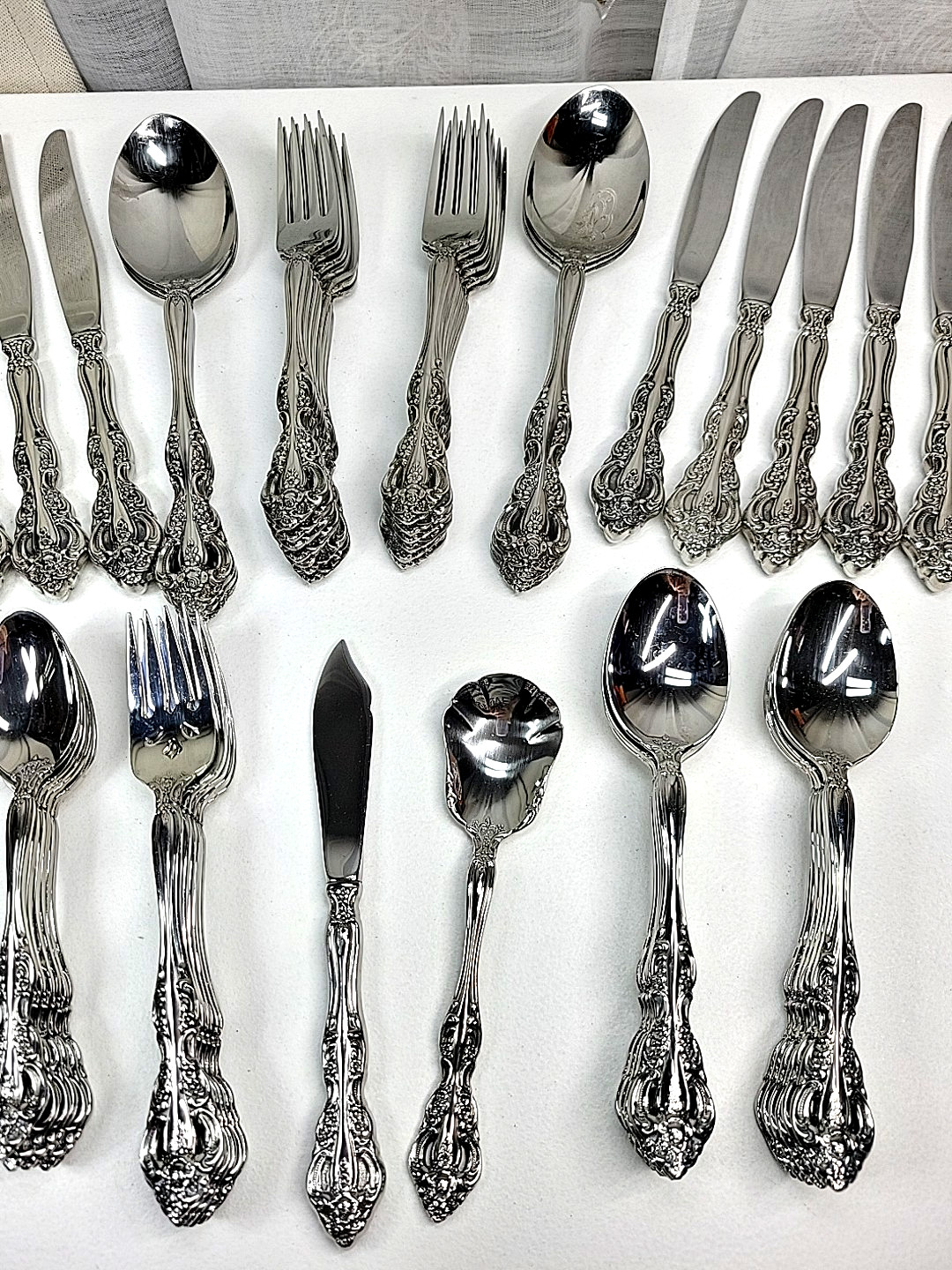 ONEIDA Heirloom Cube Michelangelo Stainless Flatware 60 +Pieces Service for 12