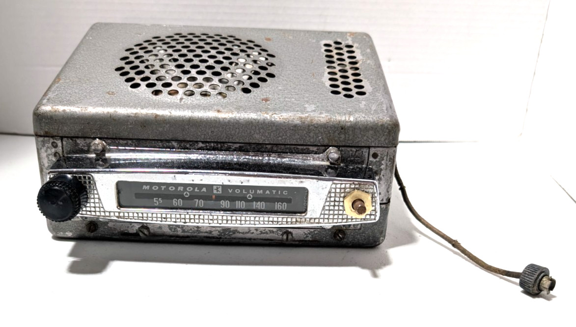 1955 Motorola Volumatic 395 AM Radio For Parts Or Restoration 6 Volt