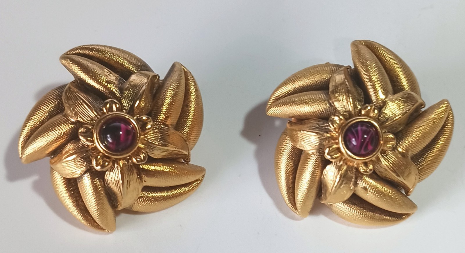 Vtg Textured Gold-tone Floral Spiral Clip Earrings w/ Marbled Red Cab Center