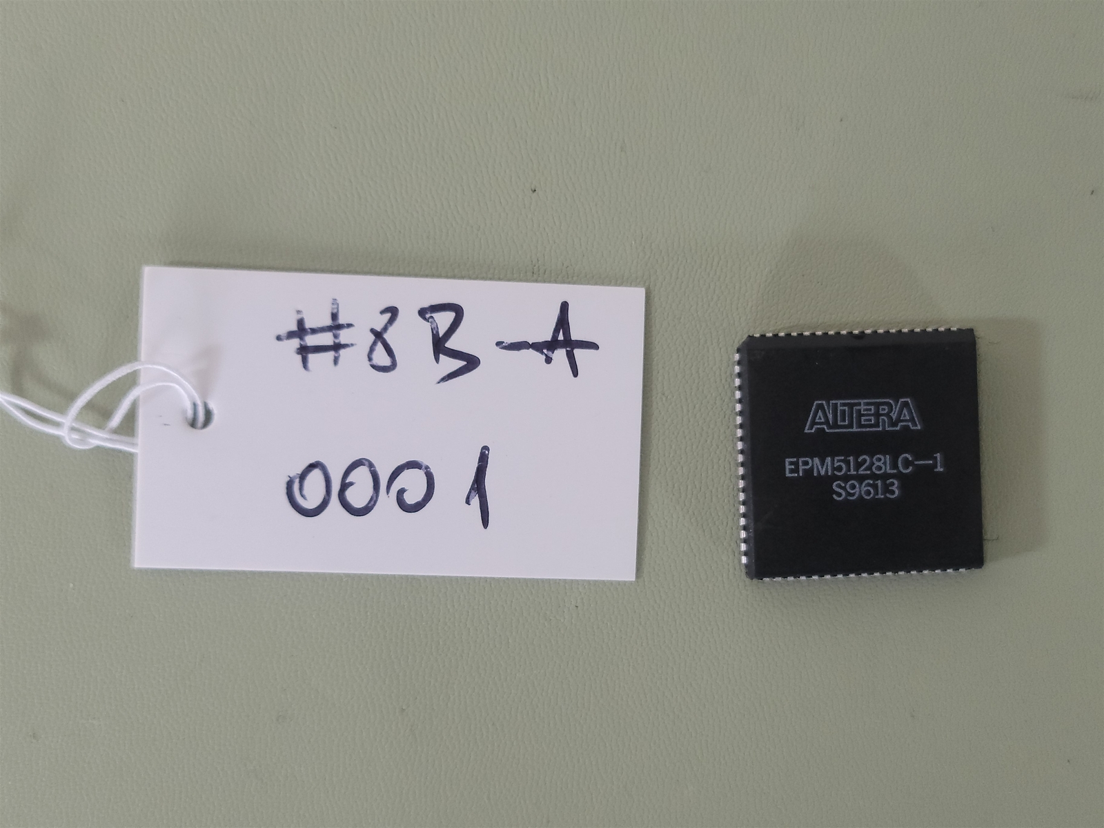 Altera EPM5128LC-1 S9613 Programmable Logic Device , PQCC68. 40ns, 128-cell