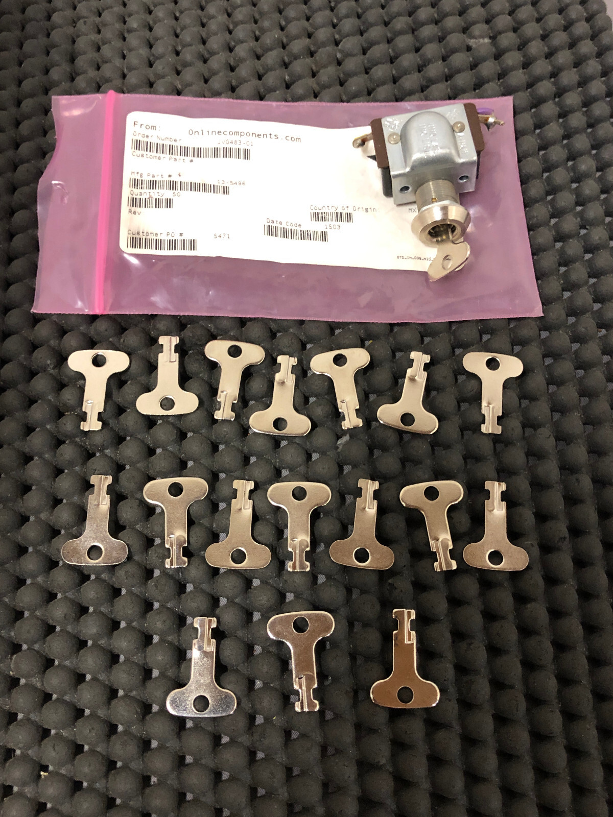 18pc Eaton/Cutler-Hammer 13-5496 Switch Access Keylock Switch Key  | New