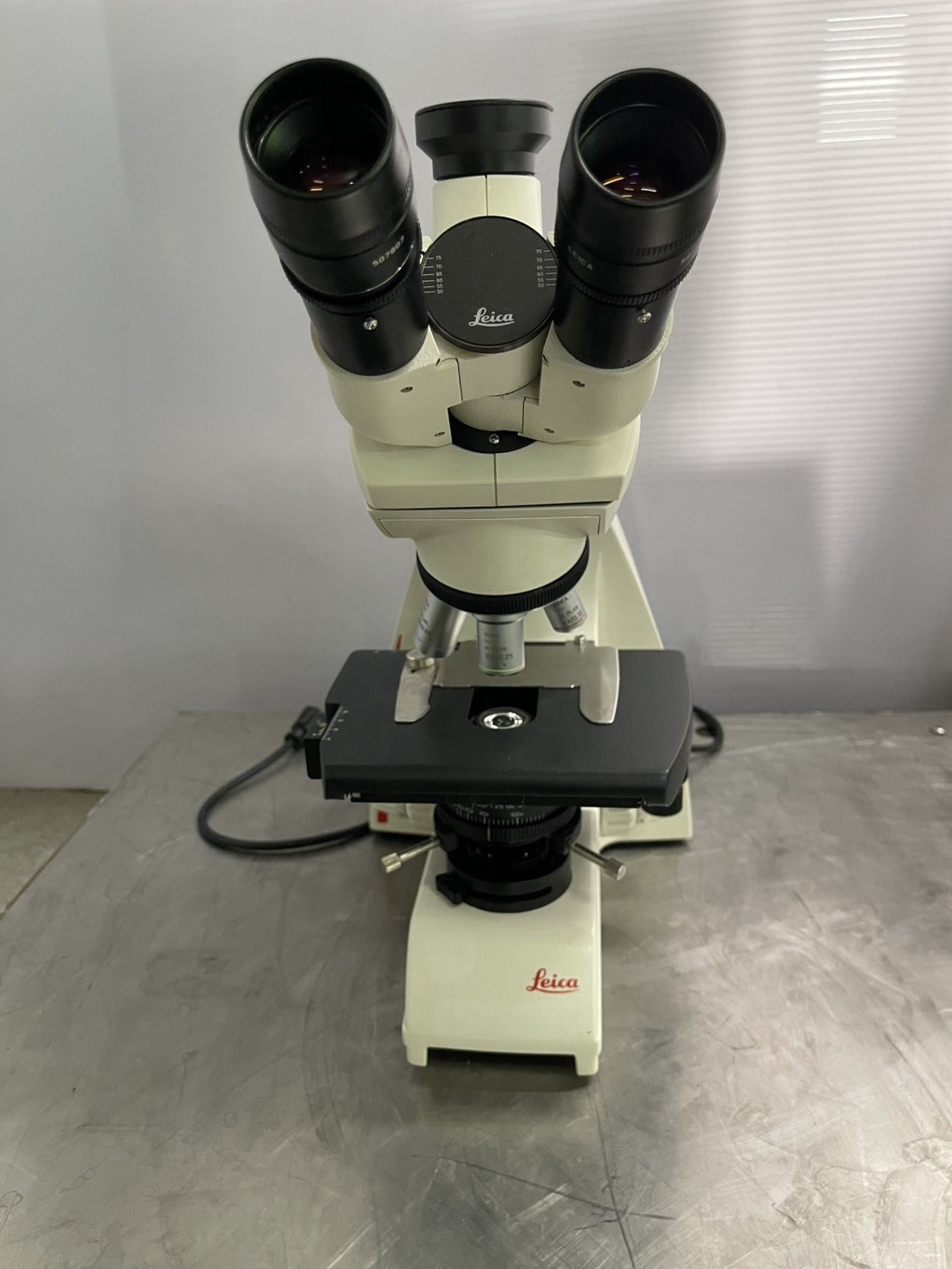 Leica DM750 Trinocular Compound Microscope 4X 10X 40X LED Tested Light