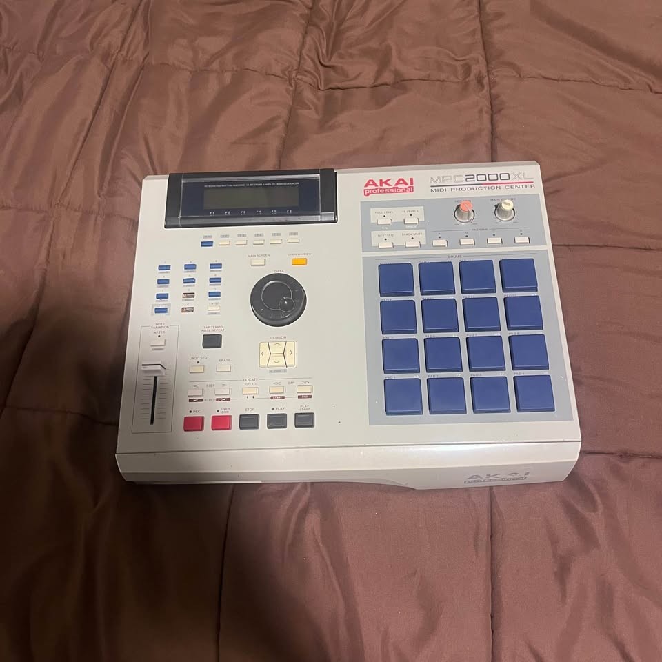AKAI MPC2000XL MIDI Production Center Vintage sampler