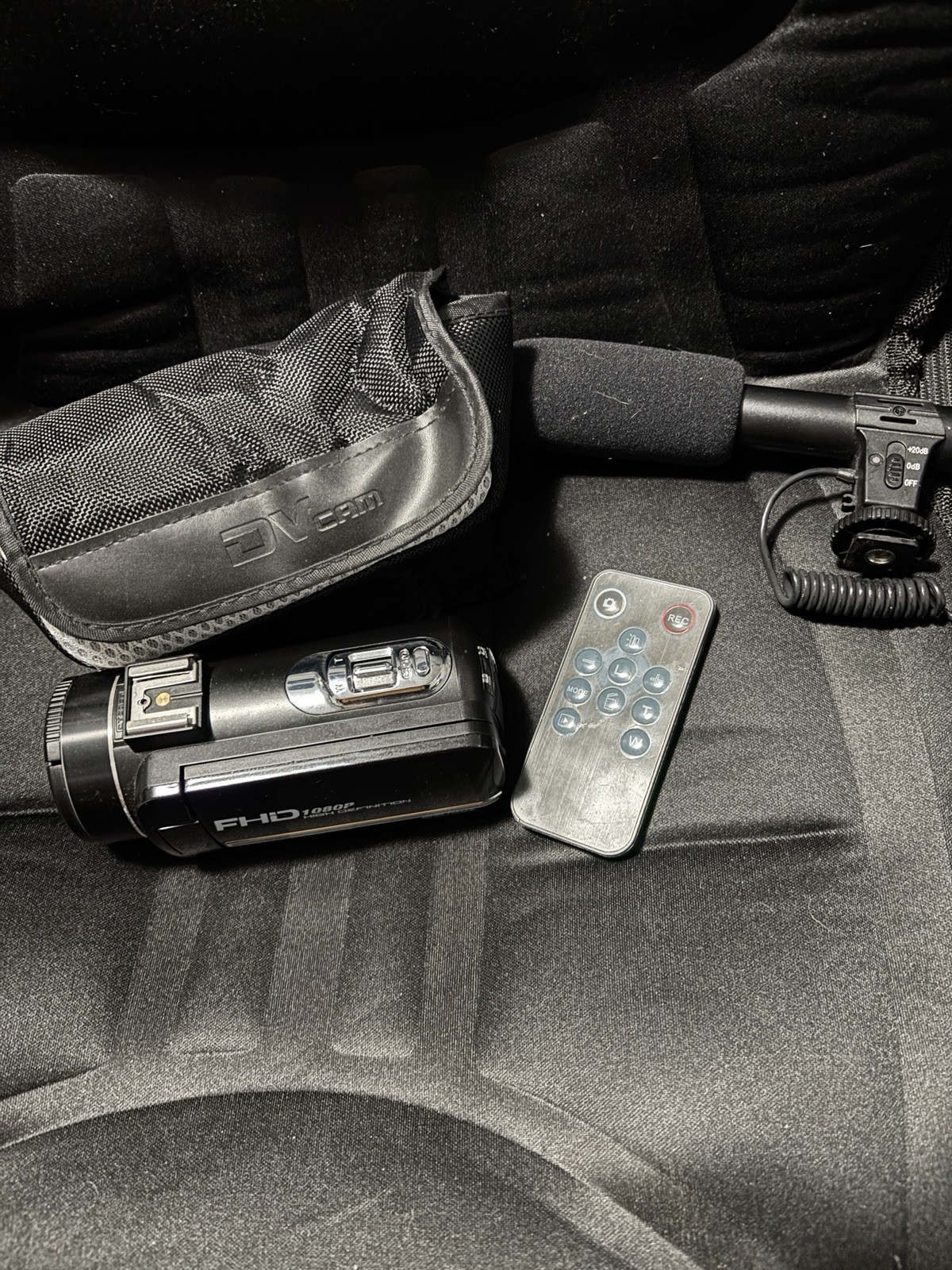 DVC FHiD 1080p HD 24mp 16x Digital Zoom (w mic attachment and case)