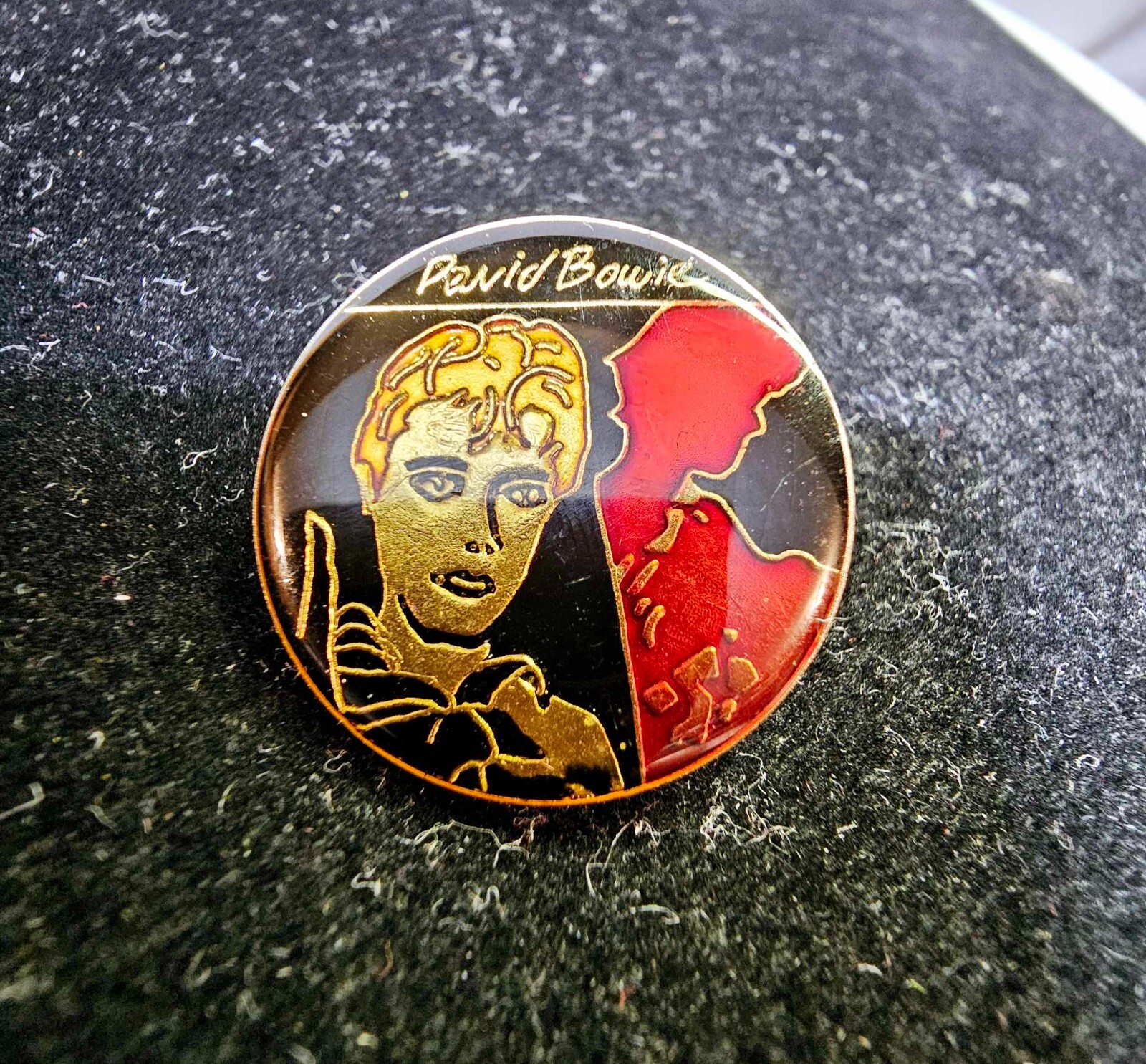 DAVID BOWIE SCARY MONSTERS LAPEL PIN COLLECTIBLE vtg- S83