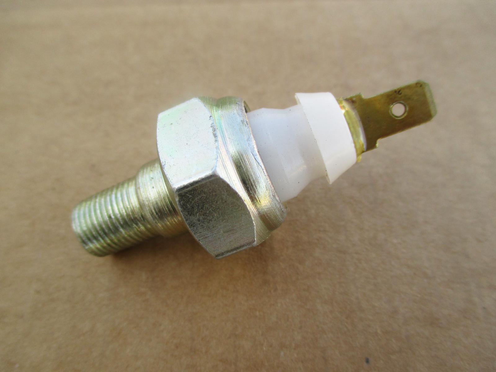 OIL PRESSURE SENDING SWITCH FOR CASE 1190 1194 1290 1294 1390 1394 1490 1494
