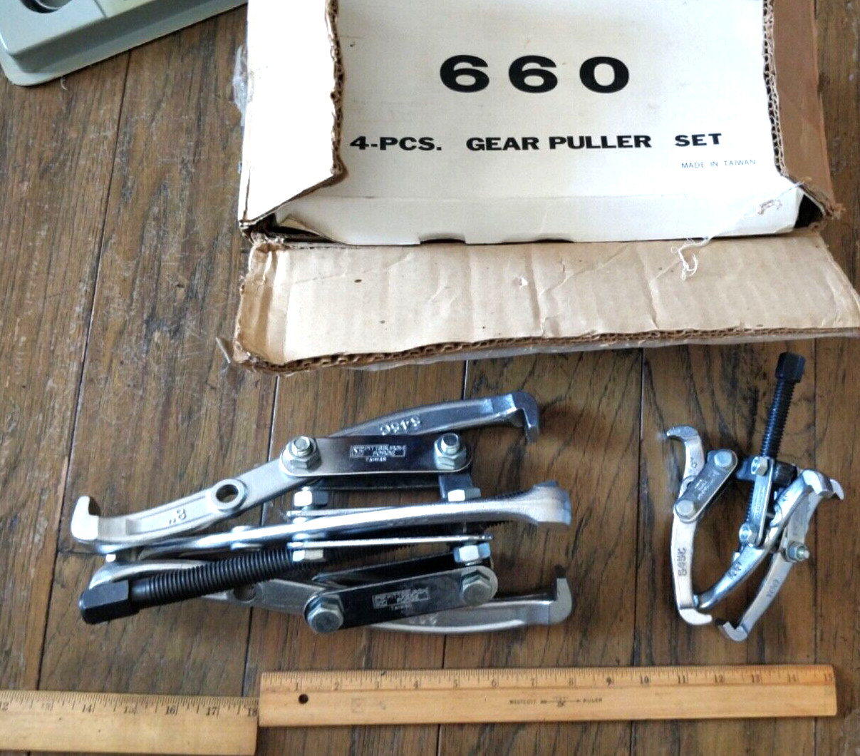 New old stock (1986) 2 piece Gear Puller Made in Taiwan