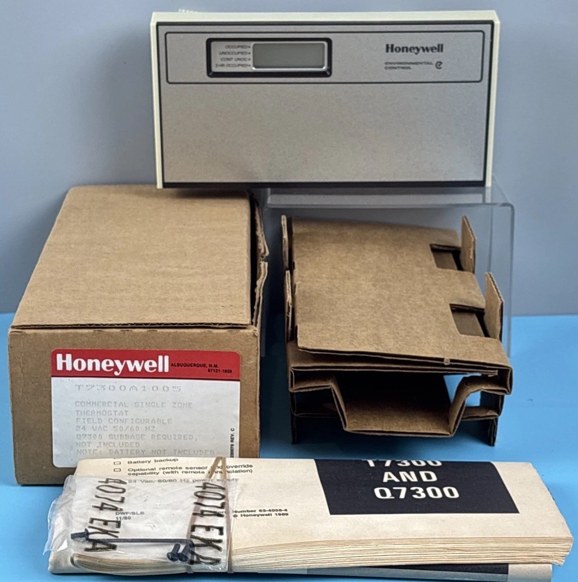 New NOS HONEYWELL T7300A 1005 Commercial Single Zone Thermostat. 24VAC