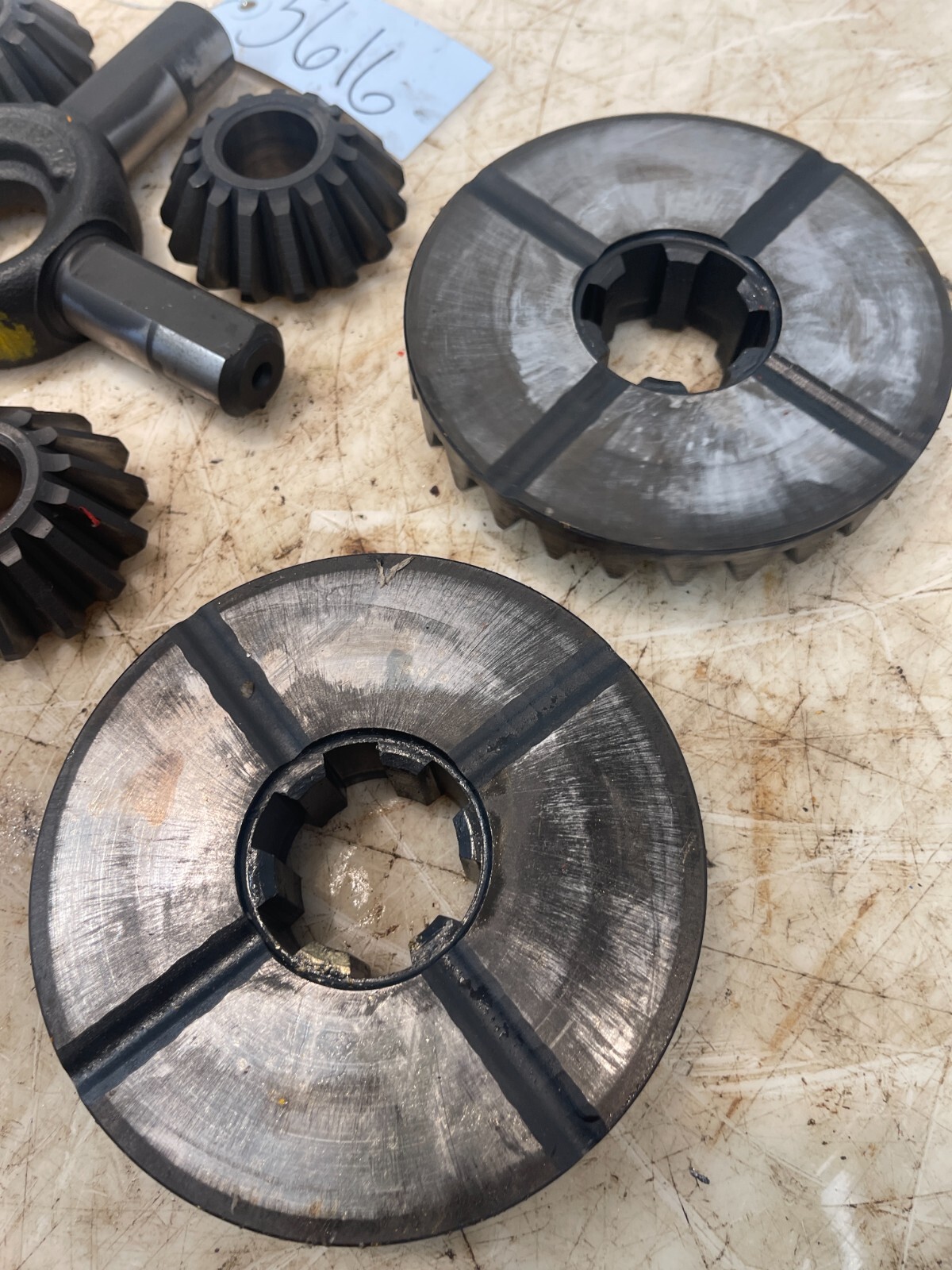 International IH 2504 Tractor Differential Spider Bevel Gears