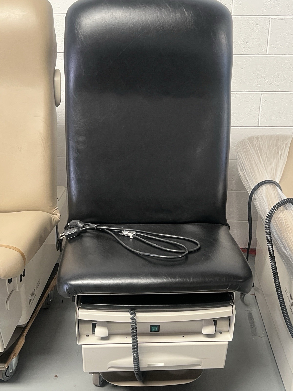 Midmark Ritter 223 Power exam bed Table with Footswitch 223-016