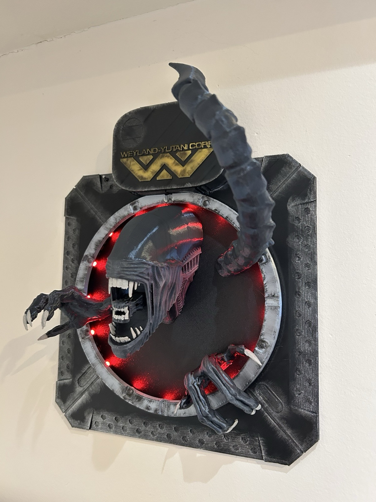 Alien Xenomorph Vent Wall Hanger LED Remote Control 16 Colour