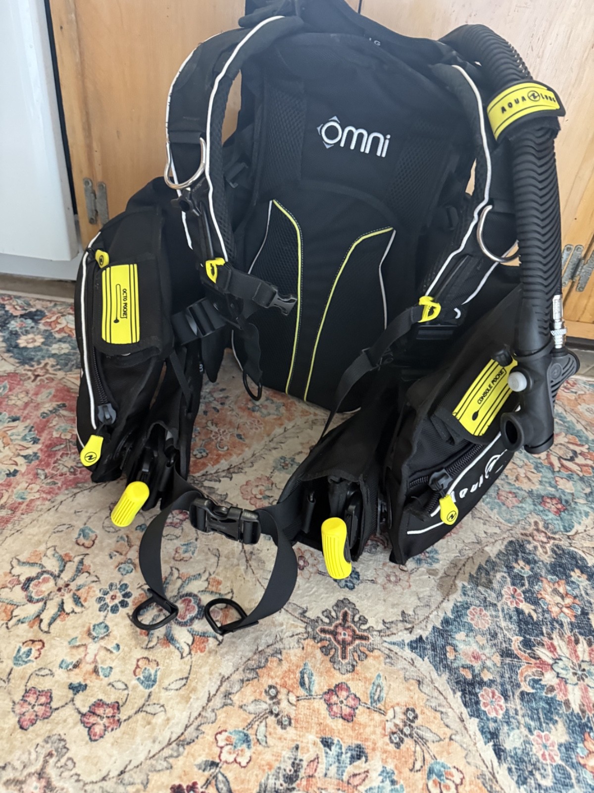 Aqualung Omni BCD Size Large 60 dives on it. New Inflator