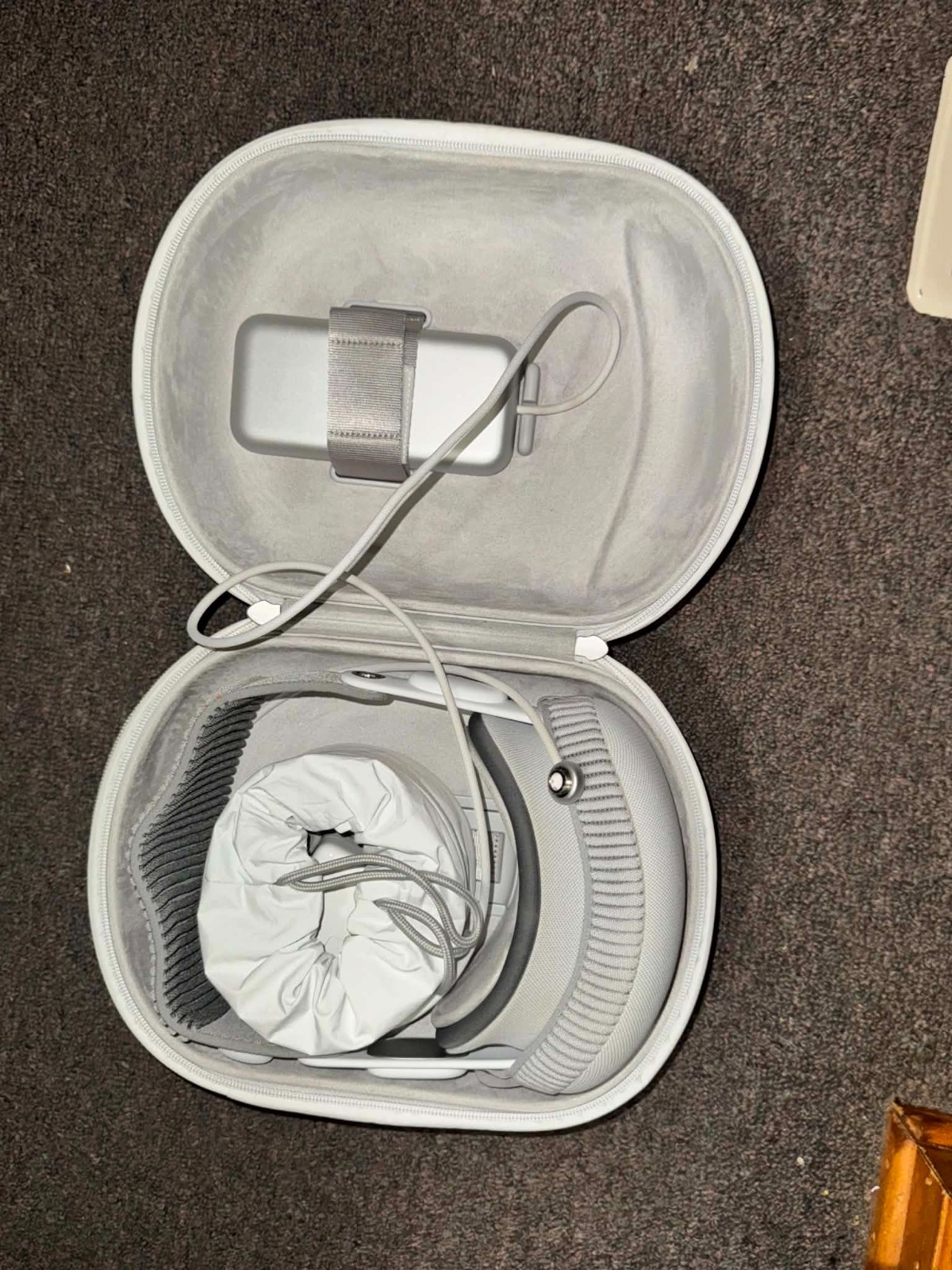 Apple Vision Pro Headset 21w 512GB With Case + Accessories, Excellent Condition