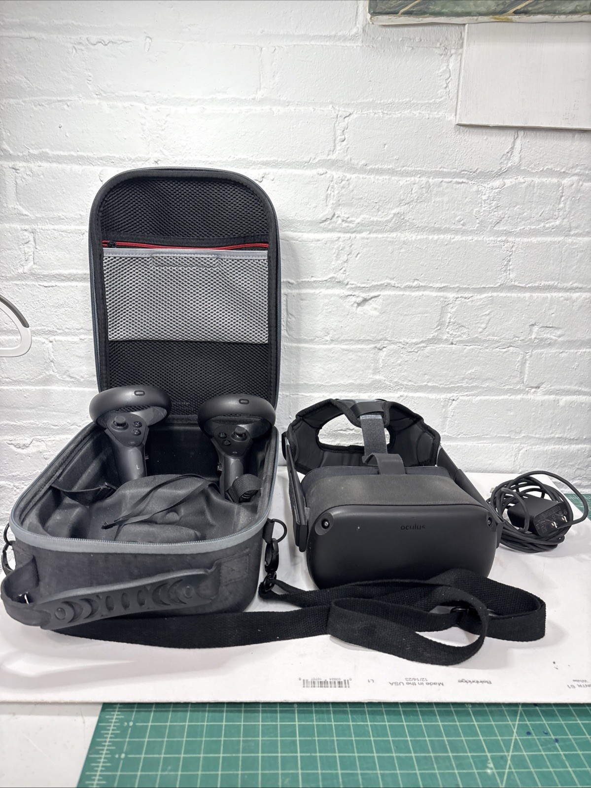 Oculus Quest VR Headset 64GB w/ Controllers Case Tested Working w/ charger