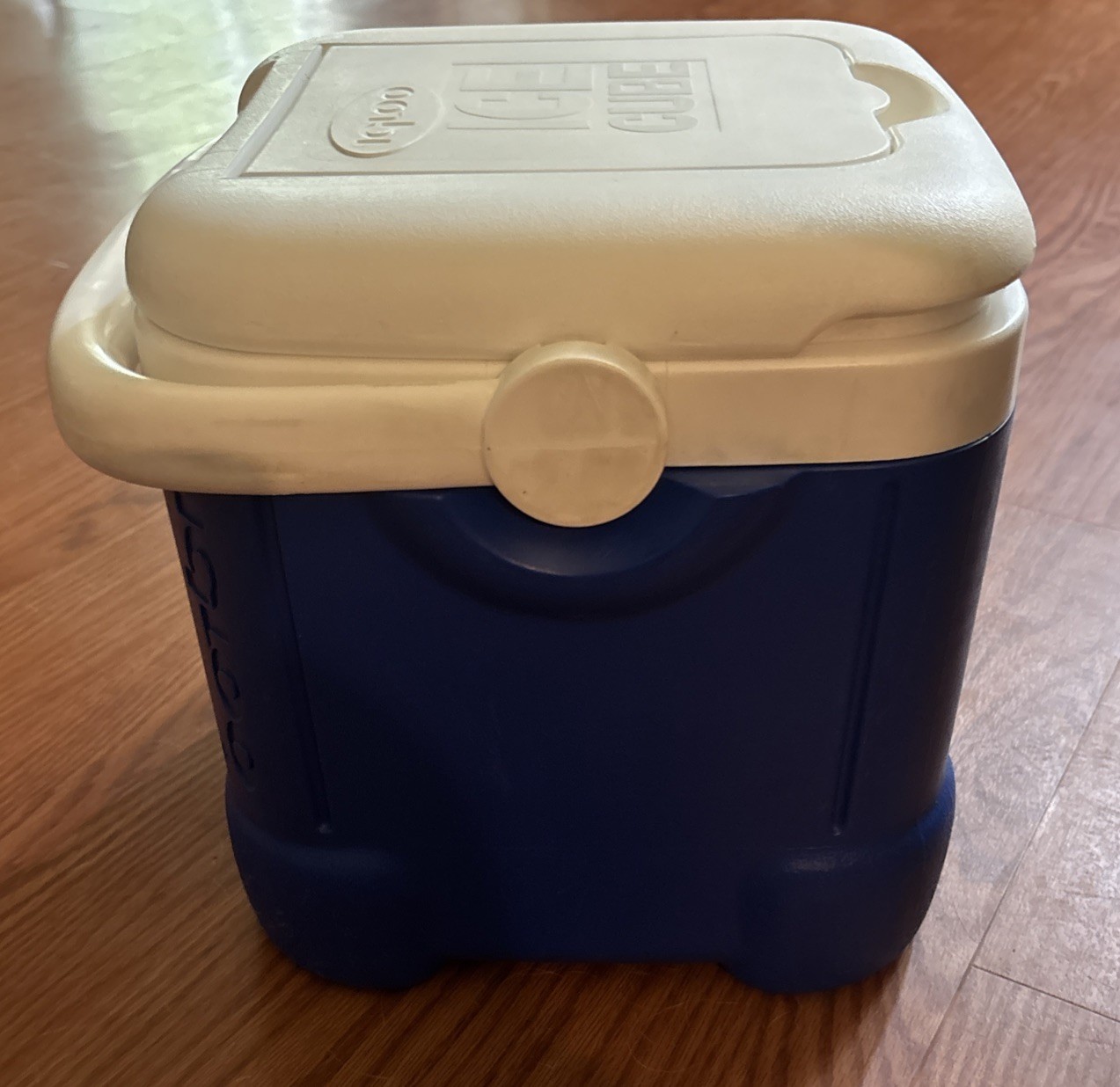 Igloo Ice Cube 12 Quart 14 Can Plastic Cooler Blue White Top Compartment Handle