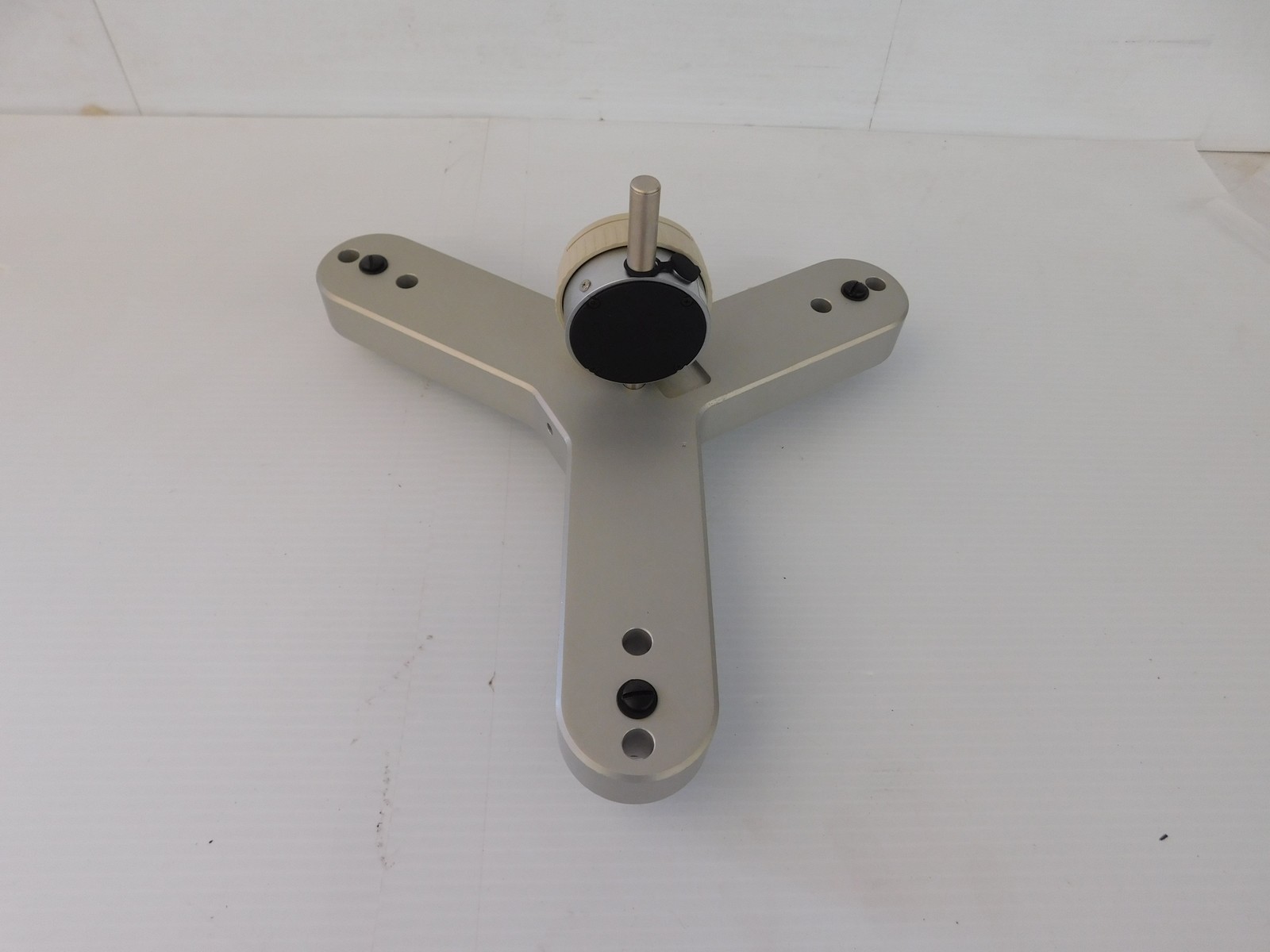 MITUTOYO MODEL IDC-112EB INDICATOR WITH STAND (LEQ91)
