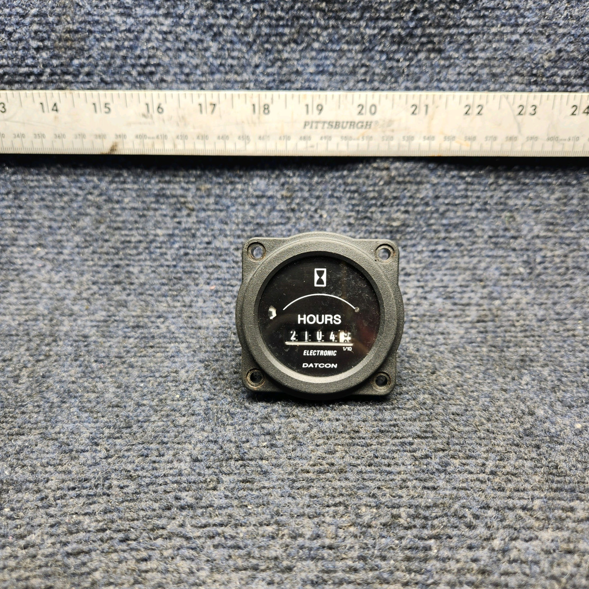 100690 | CESSNA 172K | Hour Meter Indicator (Hours: 2104.9) (Volts: 12, 24)