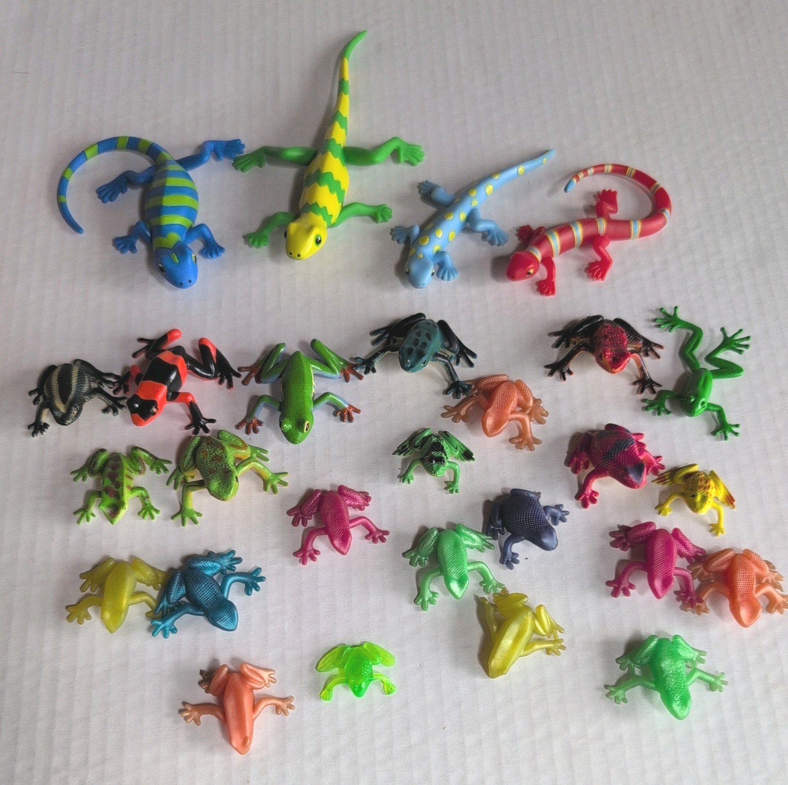 Mixed Lot of Plastic Vinyl Toy Rubber Frogs (23) & Lizards (4) - 2 1996 Frogs