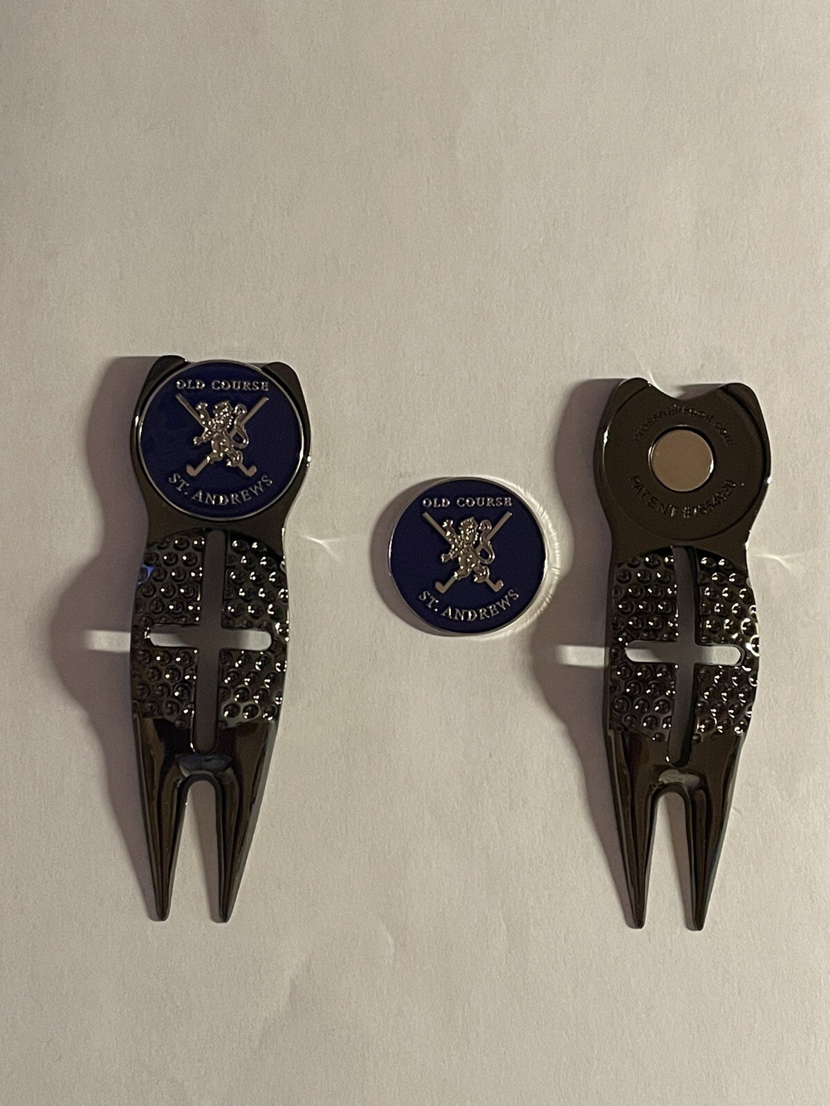 St. Andrews Old Course Crosshairs Divot Tool & 1" Coin Style Golf Marker