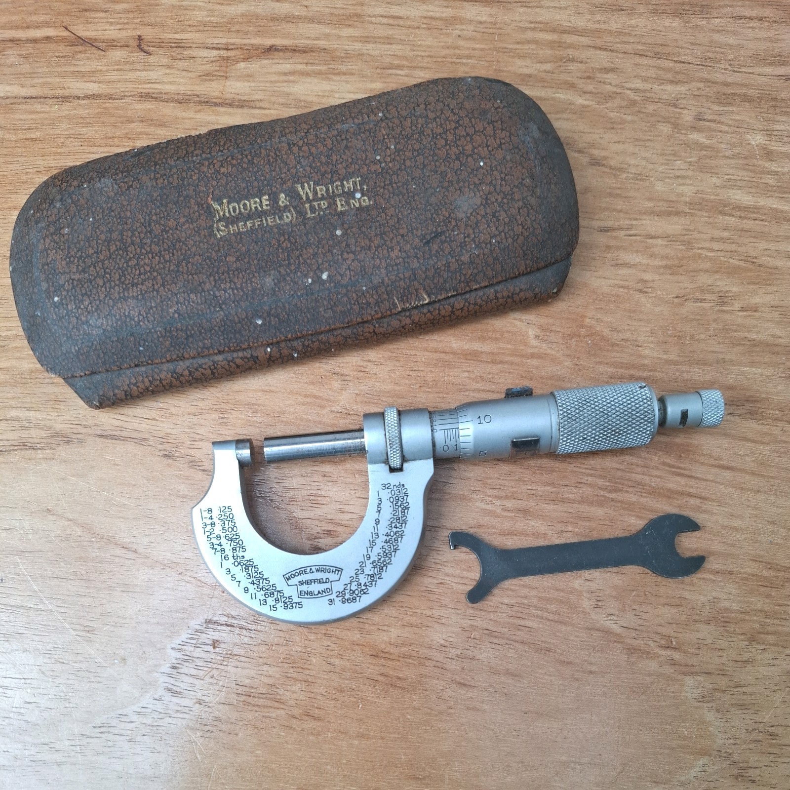 Vintage Moore & Wright micrometer with case 961b