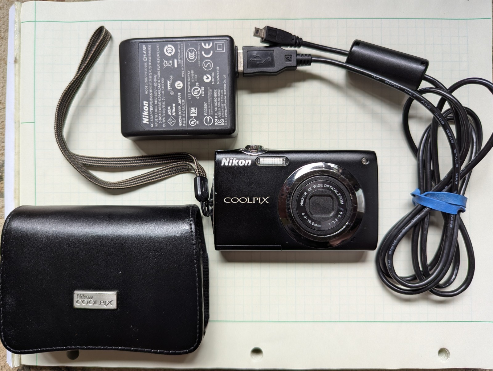 Nikon COOLPIX S3000 Compact Camera 12MP 4x Zoom 2.7in Black Case Charger