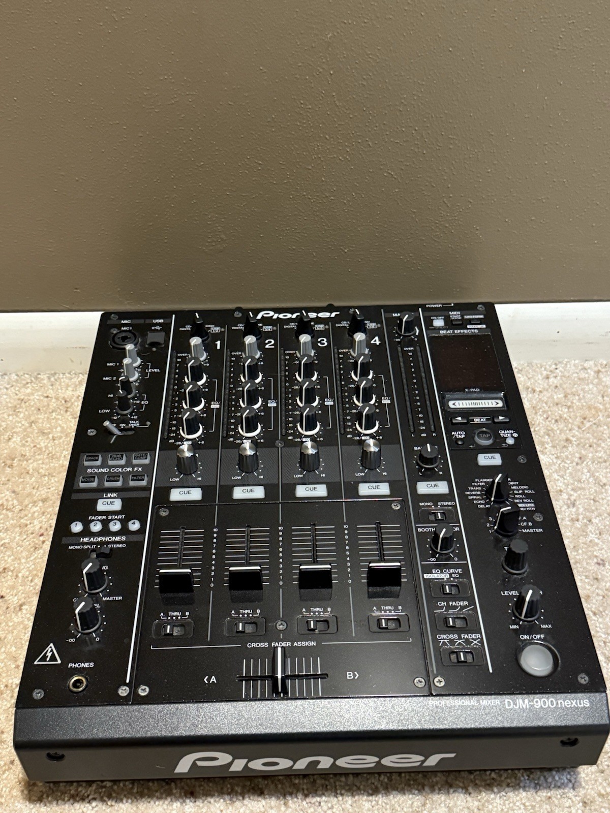 Pioneer DJM900NXS mixer & (2) Pioneer XDJ1000 turntables